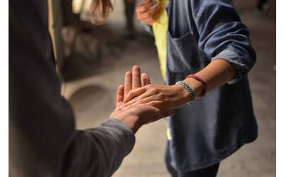 Immagine: Stringersi la mano